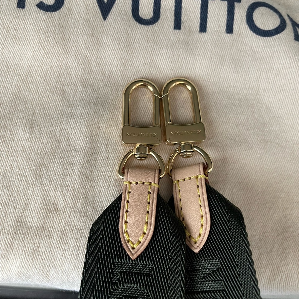 Louis Vuitton - Picture 5 of 11